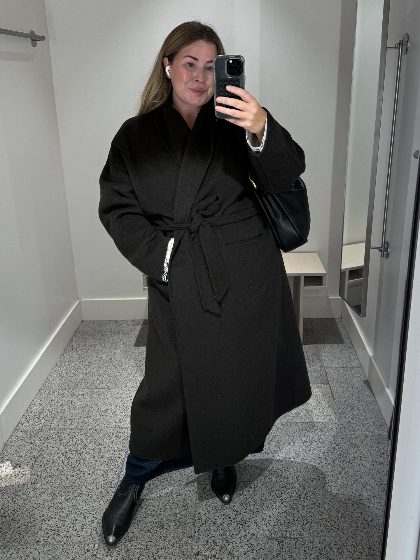 A Black Wrap Coat and Silver-Toe Boots: The Quiet Power of an All-Black Winter Uniform
