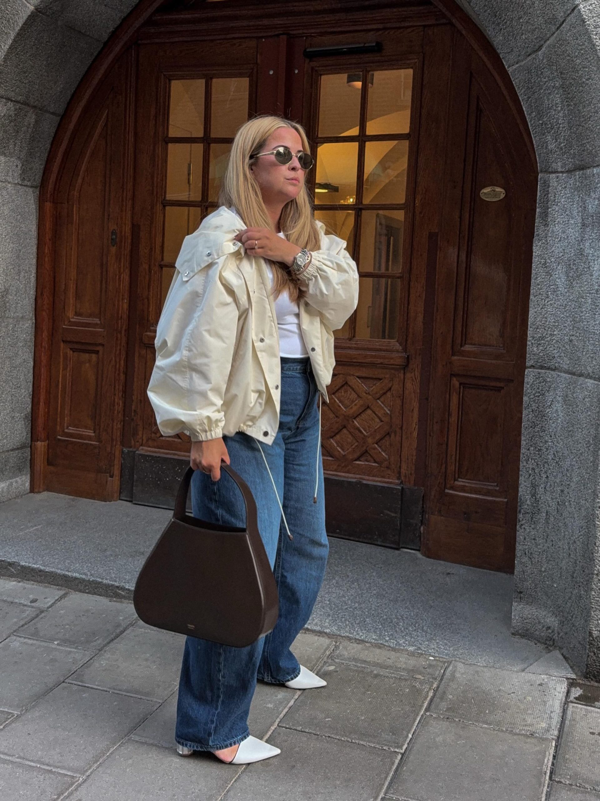 A White Lightweight Jacket, Blue Jeans, and a Sculptural Brown Bag: Clean Weekend Dressing at Its Best